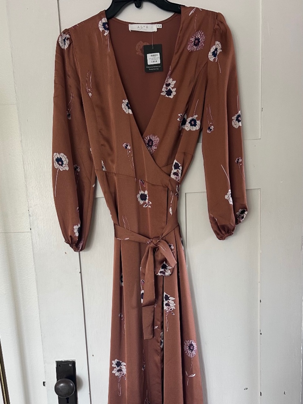 NWT ASTR The Label Terracotta Brown Floral Satin Wrap Midi Dress XS